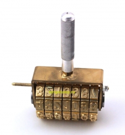 Устройство для клеймения белья, формы одежды, ткани